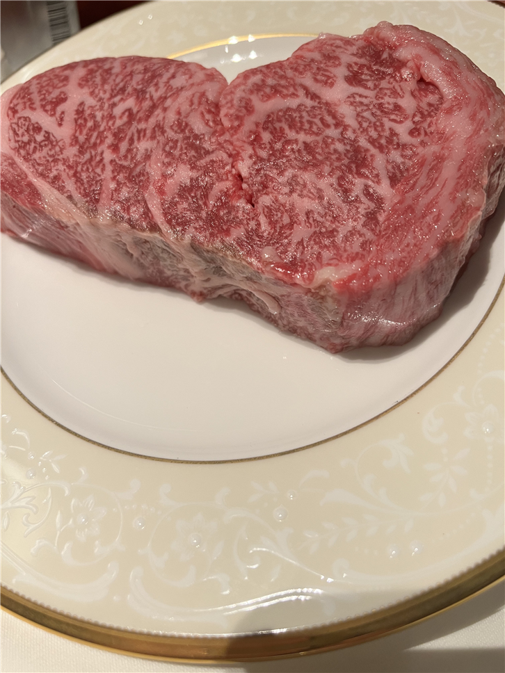 aragawa-mayfair 4032 steak displayed-crop-v2.jpeg